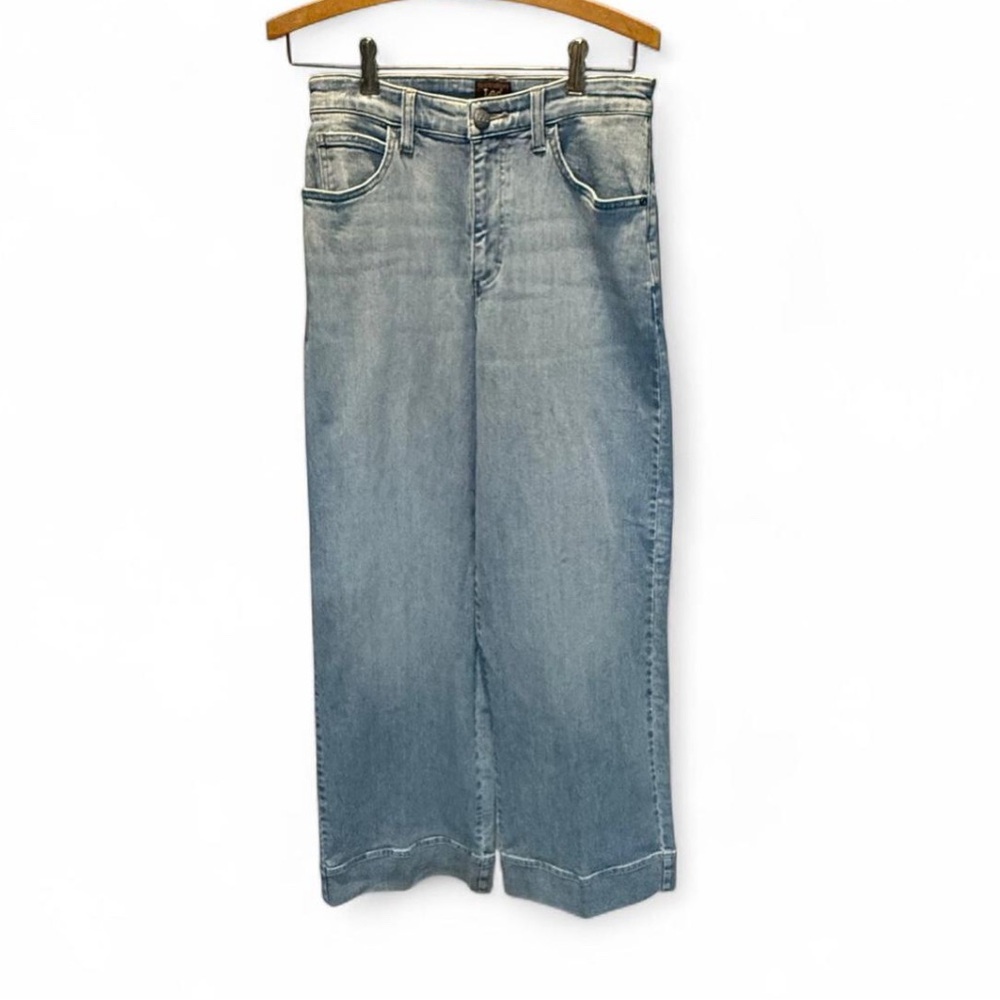 Lee Premium Quality Light Blue Jeans. Size 4. Waist 28” Rise 12” Inseam 31”